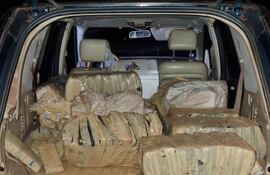 La droga fue hallada en el interior del vehículo abandonado en un camino rural.