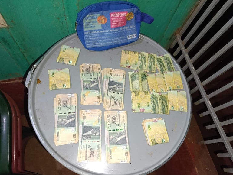 La Policía realizó seis allanamientos en Paso Yobái y Caaguazú, incautando evidencias del asalto fatal ocurrido el 26 de abril. En la imagen, una mesa con billetes de guaraníes que fueron hallados por los intervinientes.