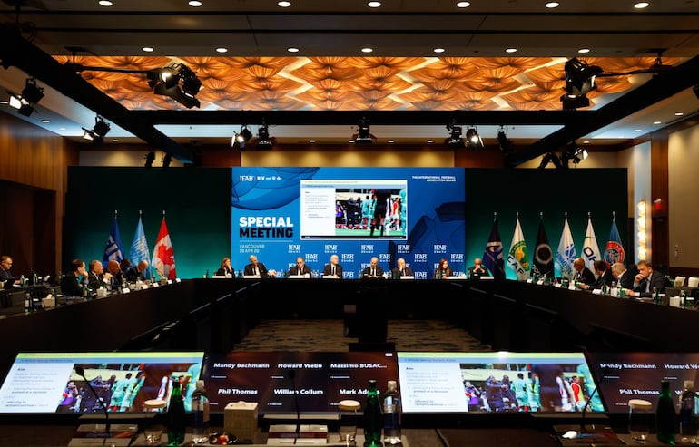 La IFAB ha aprobado por unamidad la tarjeta roja para los futbolistas que se tapen la boca para ocultar conductas discriminatorias