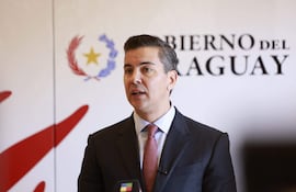 El presidente, Santiago Peña, cuestionado por no tomar las medidas necesarias para salvaguardar su reputación.