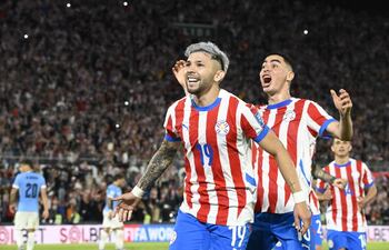 Julio Enciso (i), jugador de la selección de Paraguay, celebra un gol en el partido frente a Uruguay por la fecha 15 de las Eliminatorias Sudamericanas 2026 en el estadio Defensores del Chaco, en Asunción, Paraguay.