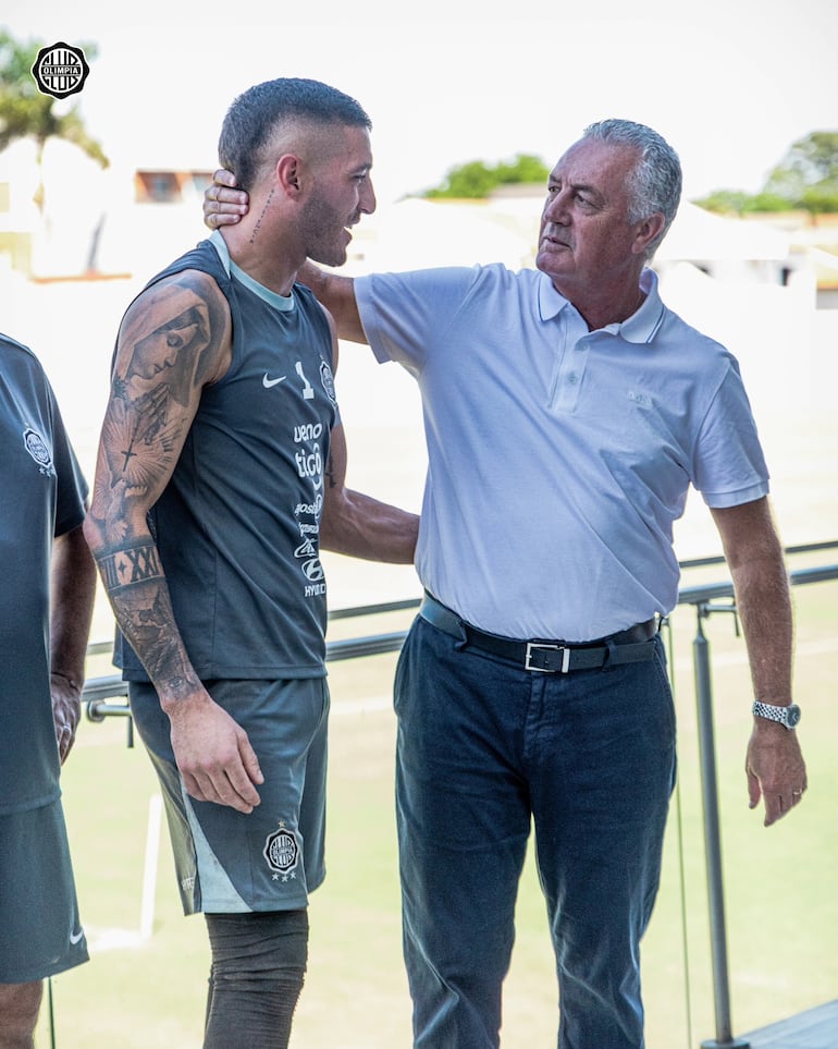 El seleccionador de Paraguay, Gustavo Alfaro y el encuentro con el portero Gastón Olveira, en una visita reciente del entrenador en la Villa Olimpia. (Foto: @elClubOlimpia)