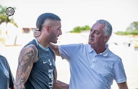 El seleccionador de Paraguay, Gustavo Alfaro y el encuentro con el portero Gastón Olveira, en una visita reciente del entrenador en la Villa Olimpia. (Foto: @elClubOlimpia)