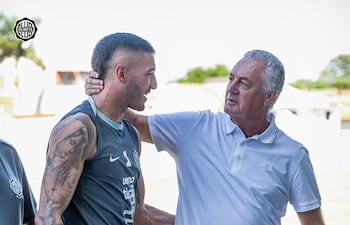 El portero de Olimpia Gastón Olveira, recibe el saludo del entrenador de Paraguay Gustavo Alfaro, cuando el seleccionador albirrojo se hizo presente en el entrenamiento franjeado en la Villa Olimpia.