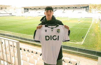 Hugo Cuenca exhibe la camiseta del Burgos, con el que competirá en la Segunda División de la Liga española de fútbol. (Foto gentileza)