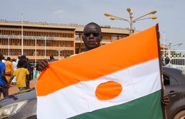 Un manifestante con una bandera de Níger durante una marcha progolpista en Niamey, el pasado domingo.