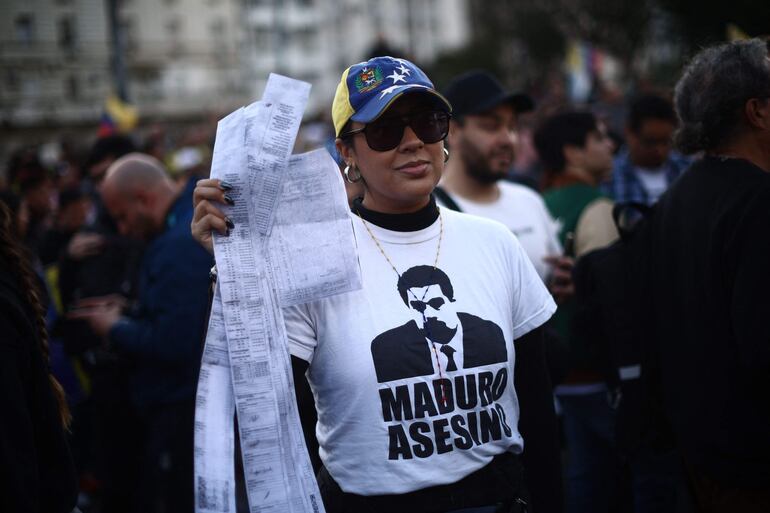 "Maduro asesino", reza en la remera de una manifestante.