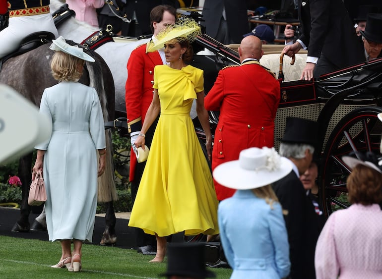 Kate Middleton enfundada en su vestido amarillo preferido. (EFE/EPA/NEIL HALL)
