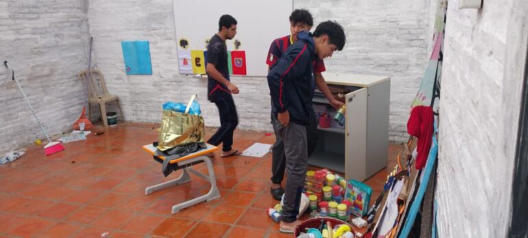 La comunidad se unió para ayudar en el Refugio Copaco tras fuerte temporal que destechó dos aulas.