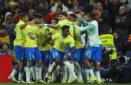 Los jugadores de Brasil celebran el gol de Endrick Felipe Moreira (c) durante el partido amistoso que las selecciones nacionales de fútbol de España y Brasil disputaron el martes 26 de marzo de 2024, en el estadio Santiago Bernabéu, en Madrid (España). Después de uno de los peores años de su historia, la selección brasileña salió de la UCI gracias a la irrupción goleadora de Endrick, la capacidad de reacción del grupo y el nuevo aire que le ha dado el técnico debutante Dorival Júnior, a tres meses de la Copa América.