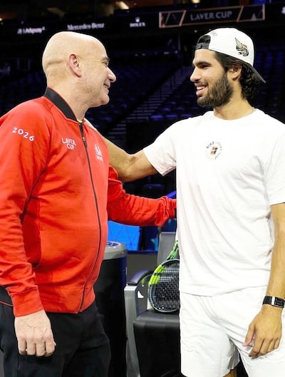 Carlos Alcaraz (23 años) saluda a Andre Agassi (56), capitán del Team Europa, leyenda del tenis.