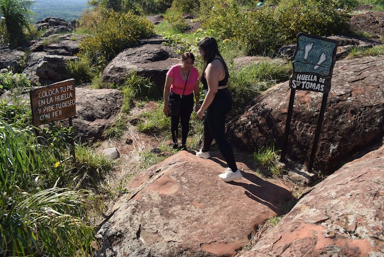 La Pisada de Santo Tomás. La creencia popular señala que, si el pie del peregrino coincide con las pisadas en las rocas, este tendrá suerte durante todo el año.