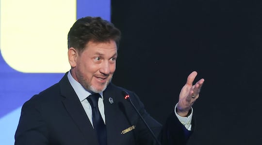 El presidente de la Conmebol, Alejandro Domínguez, aparece firmando los cuatro acuerdos en los cuales dice que la entidad ya fue totalmente reparada y resarcida.