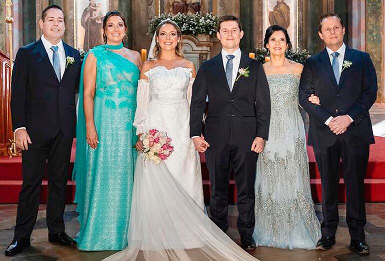 Fueron sus padrinos Rossana Aurora Servín Ojeda y Lorenzo Carrillo Motte; Cynthia Beatriz León Ocampos y Alberto Joaquín Martínez Simón.