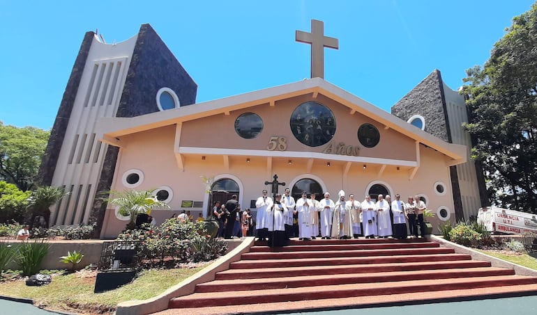 Los celebrantes frente a la Catedral San Blas. 