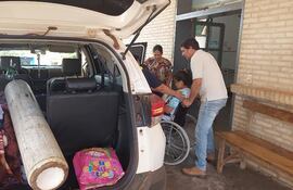 Ante precariedad en salud pública, improvisan ambulancia para auxiliar a un bebé prematuro