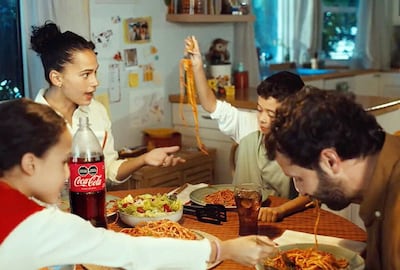 Coca-Cola invita a disfrutar de una comida en familia.