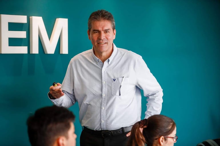 El economista César Paredes presentó el movimiento bursátil durante el primer trimestre del año ante un público atento.