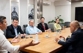 Santiago Peña participa de reunión con el Consejo Nacional Anticorrupción para mejorar la administración de recursos públicos.