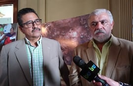 Abogados Wilfredo Medrano (izquierda) y Ovidio González (derecha) durante una exposición fotográfica sobre el caso El Mozote. Foto L. Martínez
