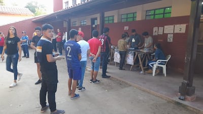 El colegio electoral ya cerró, en Ayolas, pero aún hay gente que espera votar.