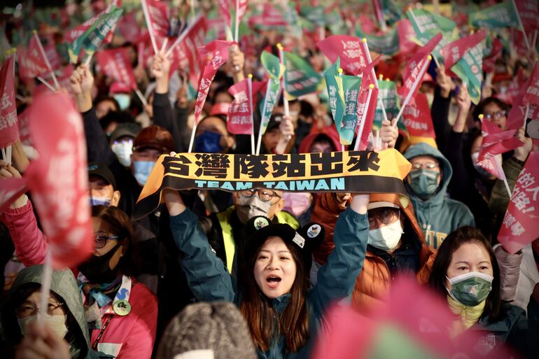 Partidarios del vicepresidente y candidato presidencial William Lai durante un acto de campaña en Taipéi, el jueves.
