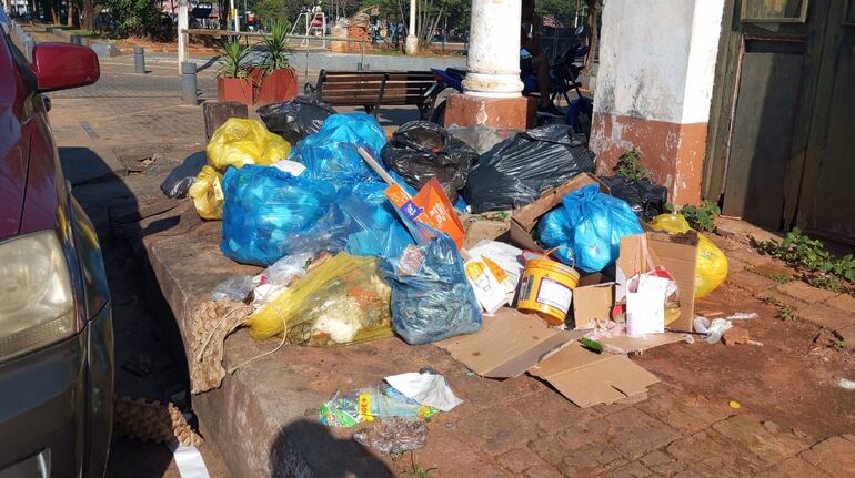 Desechos de todo tipo tirados en la vereda de una casa patrimonial.