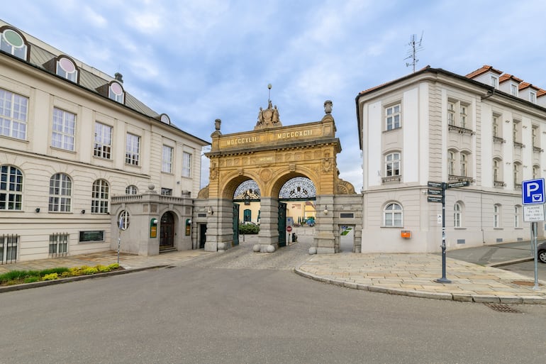 La Puerta del Jubileo de Plzeňský Prazdroj es el primer edificio neorrenacentista en Pilsen. Fue construido en 1892 para conmemorar el 50 aniversario de la fundación de la fábrica de cerveza. - Pilsen, República Checa.