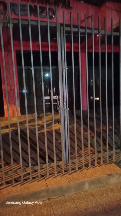 Portones cerrados del Polideportivo Municipal de San Lorenzo, donde se debió habilitar el albergue de la Secretaría de Emergencia Nacional (SEN) para resguardar a vulnerables del frío.