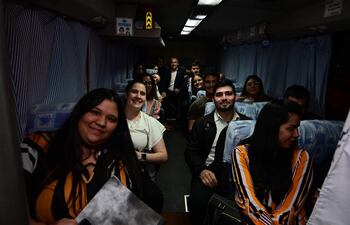 Estudiantes de Derecho - UNA disponen de buses universitarios, que es una iniciativa del Centro de Estudiantes para enfrentar la crisis del transporte en el horario nocturno.