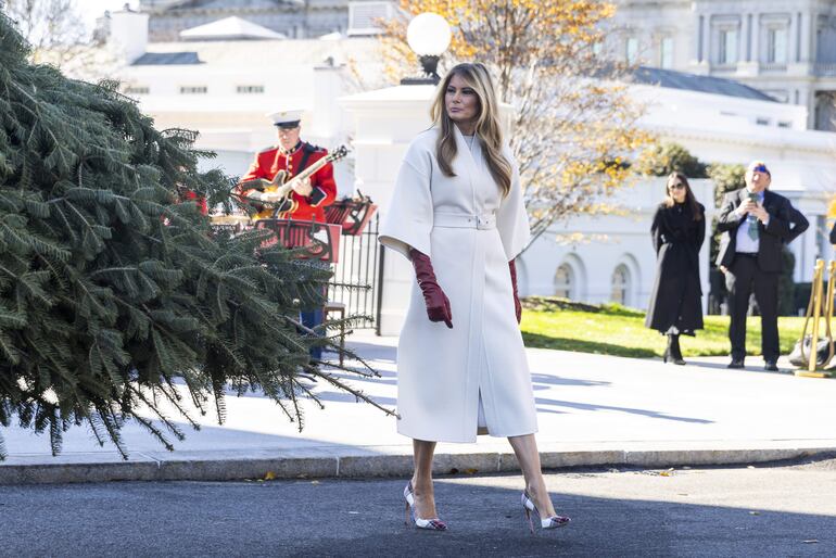 La primera dama de Estados Unidos, Melania Trump, recibió muy elegante el árbol de Navidad oficial de la Casa Blanca de 2025 en la entrada norte de la Casa Blanca en Washington, DC, EE. UU. (EFE/EPA/JIM LO SCALZO)