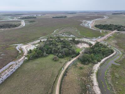 La Dirección de Fiscalización Ambiental Integrada del Mades constató obras hidráulicas de gran envergadura no contempladas en el Plan de Gestión Ambiental aprobado, lo que podría estar afectando humedales y territorios aledaños.