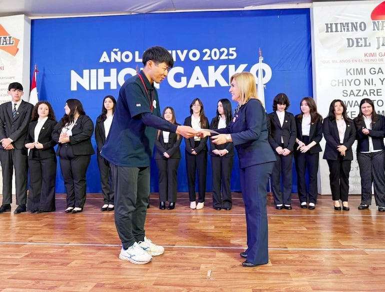 Momento exacto en el que Kazu Shinohara recibe la condecoración.