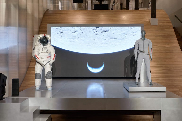 Fotografía cedida por Axiom Space de la prenda (d) de ventilación y refrigeración líquida (LCVG), una capa interior diseñada por Prada para los astronautas, que se utilizará debajo del traje espacial (i) Axiom Extravehicular Mobility Unit (AxEMU) en las futuras misiones Artemis de la NASA.