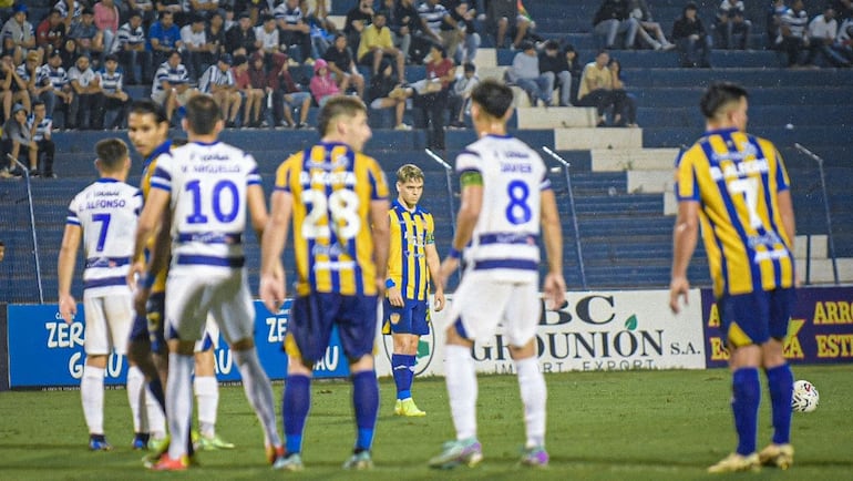 Momento del partido entre el 2 de Mayo y Sportivo Luqueño por la jornada 12 del torneo Apertura 2024 del fútbol paraguayo en el estadio Río Parapití, en Pedro Juan Caballero, Paraguay.