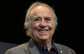 Joan Manuel Serrat se estrenará como bisabuelo en pocos meses más. (JUAN MABROMATA / AFP)