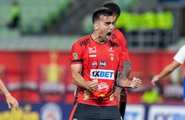 Adrián Fernández festeja su gol en el fútbol venezolano.