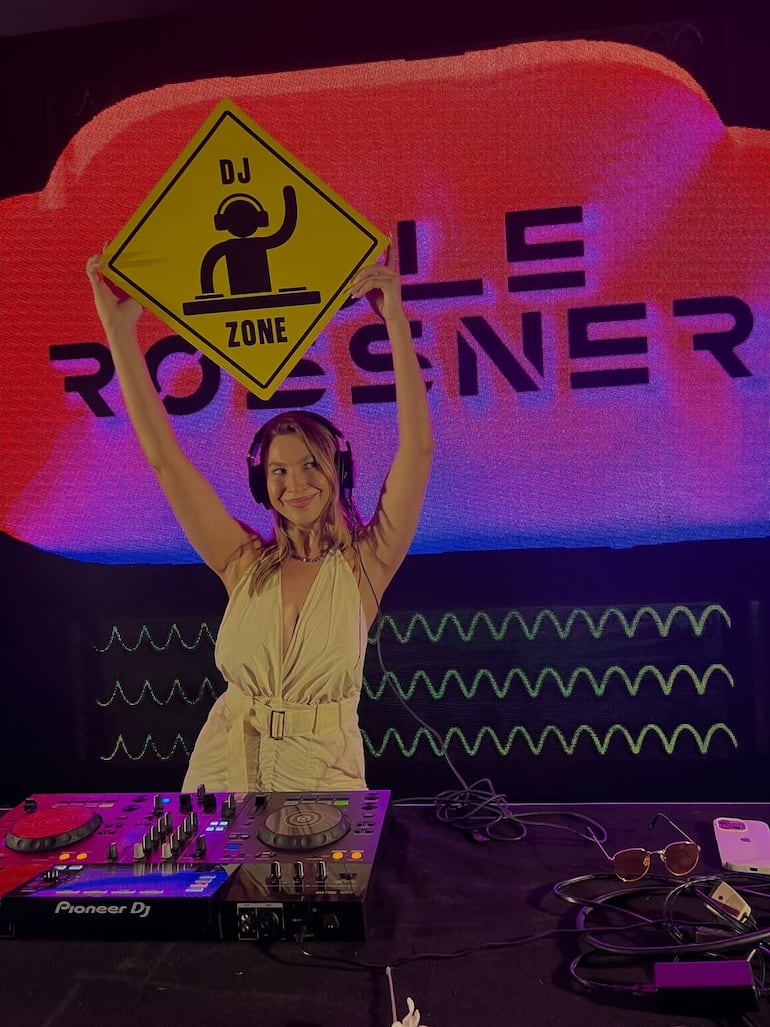 La DJ Sole Rossner durante uno de sus sets.