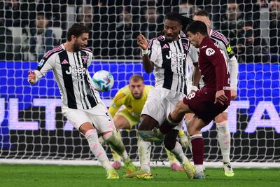 El delantero argentino #18 del Torino, Giovanni Simeone, intenta marcar durante el partido de fútbol de la Serie A italiana entre la Juventus y el Torino en el Allianz Stadium de Turín.
