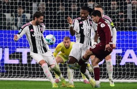 El delantero argentino #18 del Torino, Giovanni Simeone, intenta marcar durante el partido de fútbol de la Serie A italiana entre la Juventus y el Torino en el Allianz Stadium de Turín.