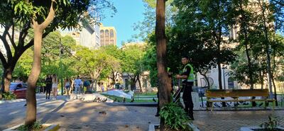 Grupo de amigos que amaneció en el centro de Asunción, luego de las celebraciones.