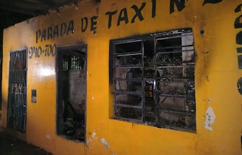 Bomberos controlan incendio en parada de taxi abandonada en Villa Elisa.