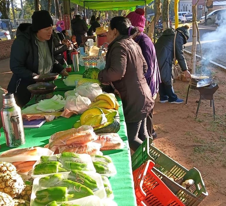Durante el desarrollo del desfile cívico-estudiantil, agricultores organizados por la DEAG ofertaron sus productos.