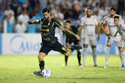 El remate desde los doce pasos de Richart  Ortiz que terminará en el gol que le dio el épico empate a Recolata frente a Santos. AFP