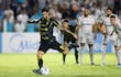 El paraguayo Richart Ortiz, futbolista de Recoleta FC, remata un penal en el partido frente a Santos por la fecha 2 del Grupo D de la Copa Sudamericana 2026 en el estadio Urbano Caldeira, en Santos, Brasil.