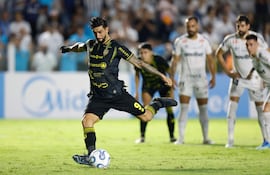 El paraguayo Richart Ortiz, futbolista de Recoleta FC, remata un penal en el partido frente a Santos por la fecha 2 del Grupo D de la Copa Sudamericana 2026 en el estadio Urbano Caldeira, en Santos, Brasil.