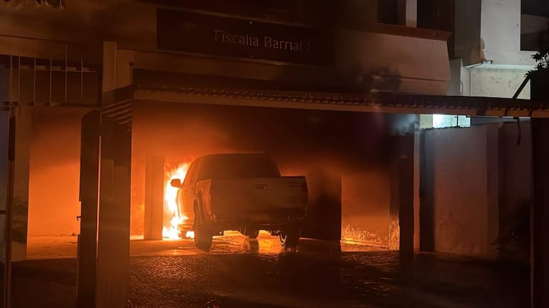 Video: camioneta de la Fiscalía se incendió dentro del garaje de su sede en Las Mercedes