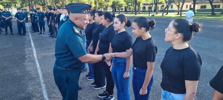 El general de división, Narciso López, saludando a las nuevas cimeforistas.