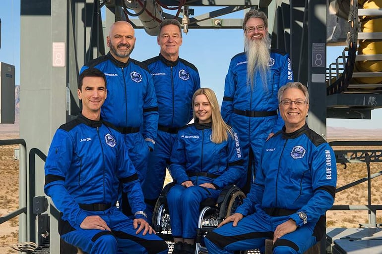 Fotografía tomada de la cuenta oficial en X @blueorigin, en la que se observa a Joey Hyde (izq.), Adonis Pouroulis (2.º izq.), Hans Koenigsmann (3.º izq.), Michaela “Michi” Benthaus (centro), Jason Stansell (2.º der.) y Neal Milch (der.), integrantes del programa New Shepard.