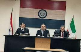 El Tribunal de Sentencia presidido por el juez Hugo Ignacio Ríos Alcaraz y los miembros Pedro Nazzer Ávila y Antonio Benítez.